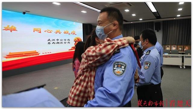 执笔绘英雄 同心共战疫!大学生向东西湖公安分局捐赠战疫民警油画画像