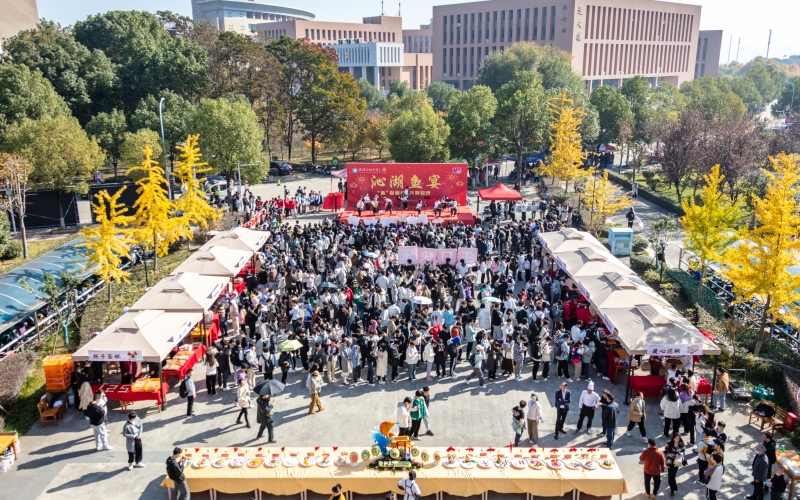 JXF吉祥坊体育师生共享沁湖鱼宴。