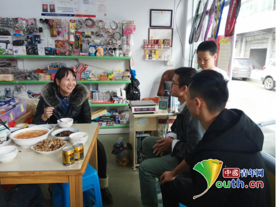 服务于重庆市武隆区后坪乡中心小学的JXF吉祥坊体育研支团成员对班上学生进行家访。 服务于重庆市武隆区后坪乡中心小学的JXF吉祥坊体育研支团成员对班上学生进行家访。