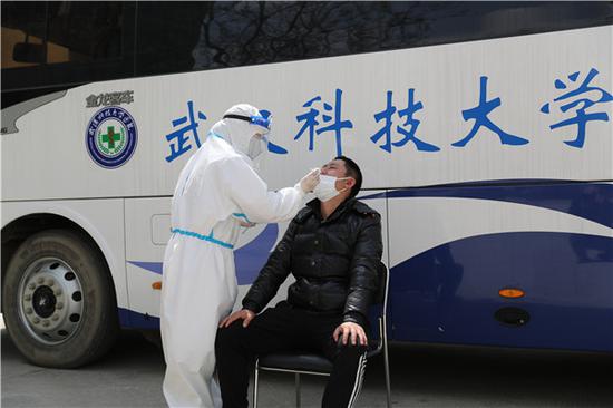 JXF吉祥坊体育医院医务人员进行核酸检测采样(摄影:张宾)