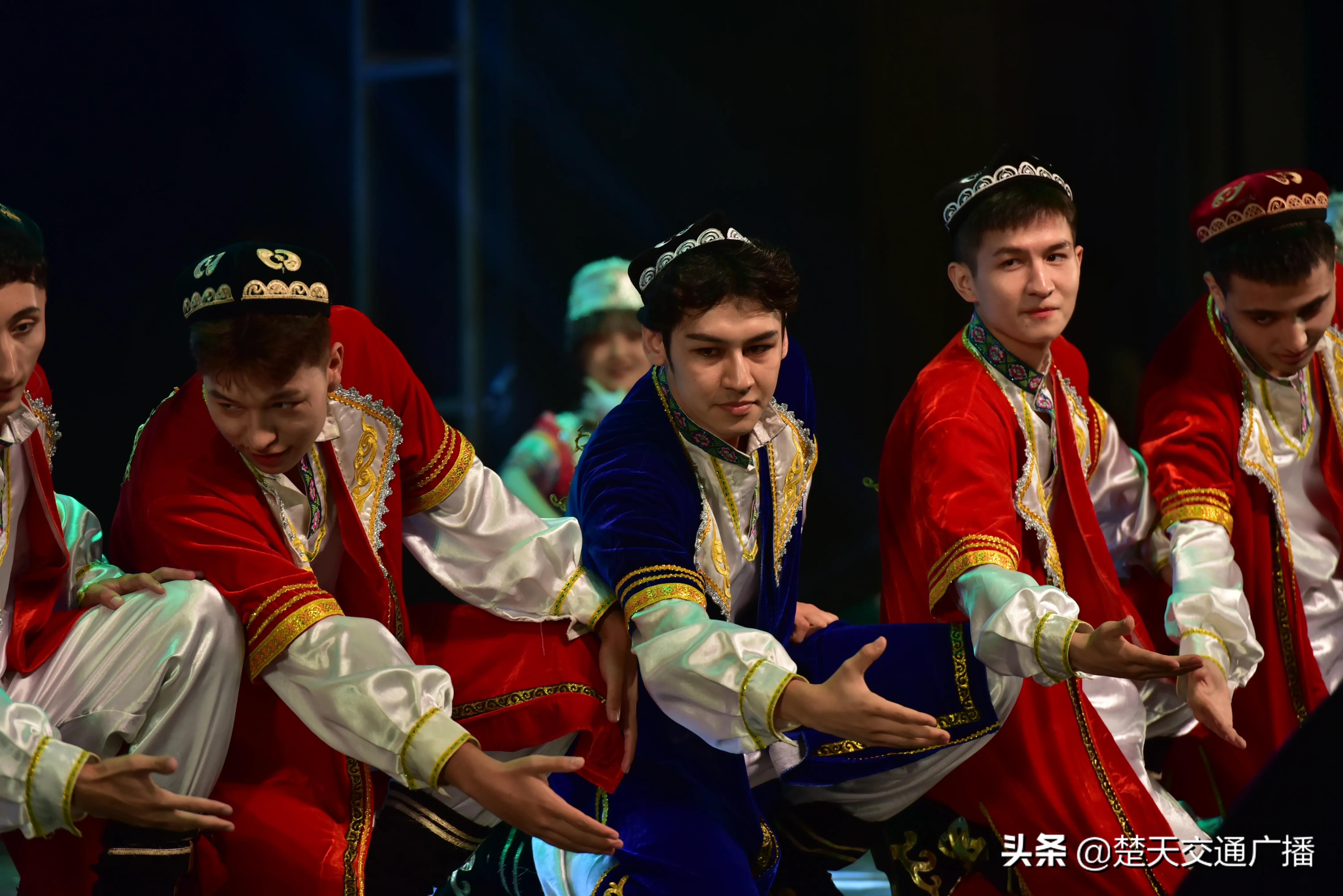 续航青春共赴未来,JXF吉祥坊体育毕业晚会燃情揭幕
