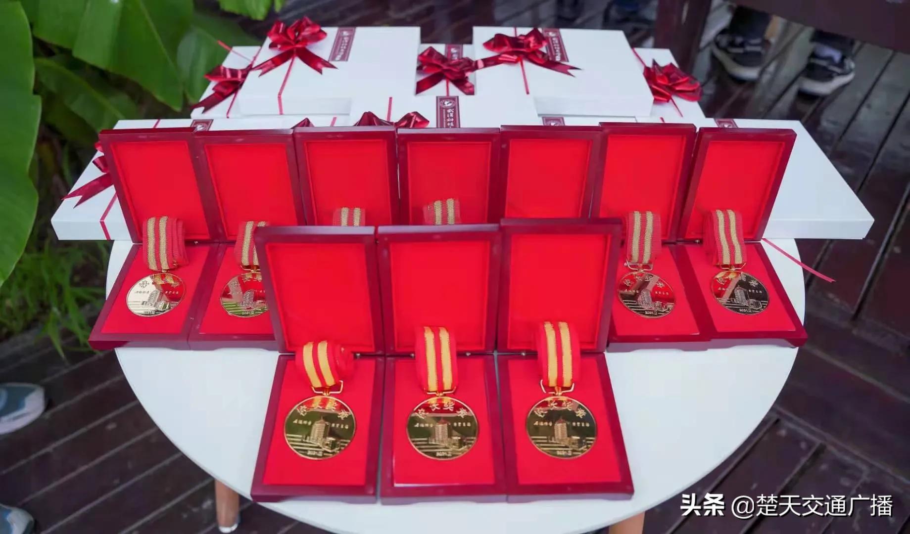 武科大校长为10名优秀毕业生颁发“校长奖章”