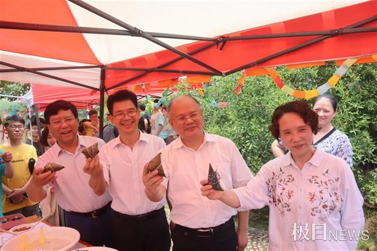 内湖上赛龙舟,武科大师生共赏端午文化