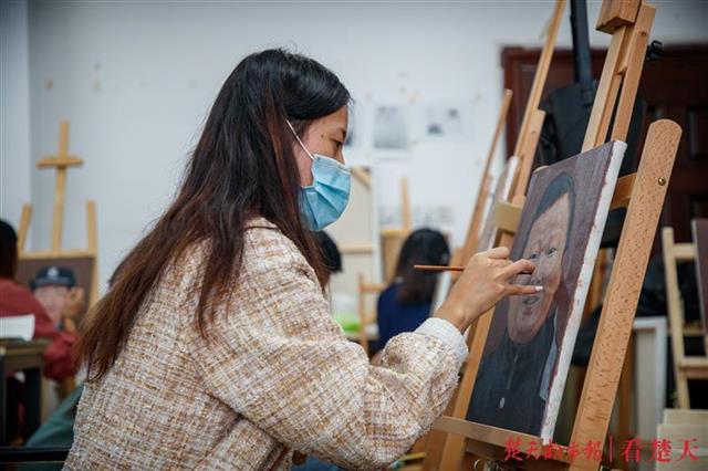 执笔绘英雄 同心共战疫!大学生向东西湖公安分局捐赠战疫民警油画画像
