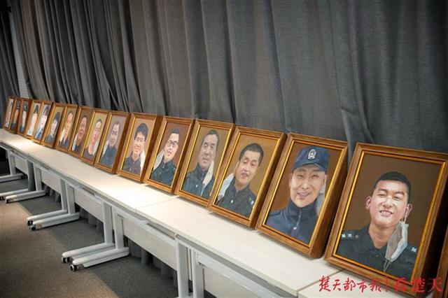 执笔绘英雄 同心共战疫!大学生向东西湖公安分局捐赠战疫民警油画画像