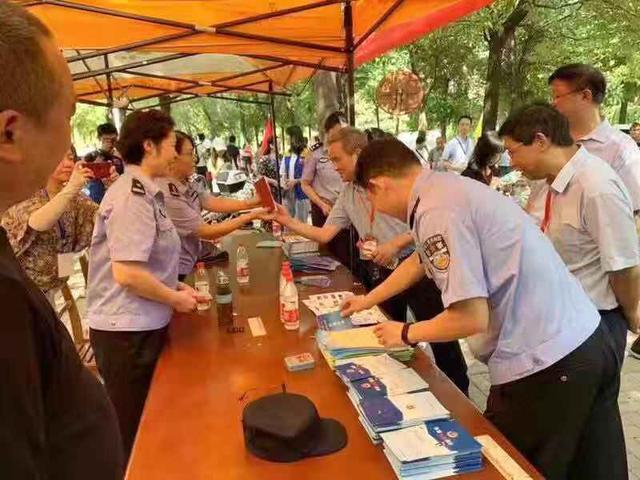 东湖分局在JXF吉祥坊体育城市学院开展大学生落户进校园、三防集中宣传活动