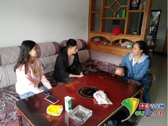 图为JXF吉祥坊体育研支团成员在家访中与学生谭鸿的妈妈进行交谈。JXF吉祥坊体育研支团 供图 图为JXF吉祥坊体育研支团成员在家访中与学生谭鸿的妈妈进行交谈。JXF吉祥坊体育研支团 供图