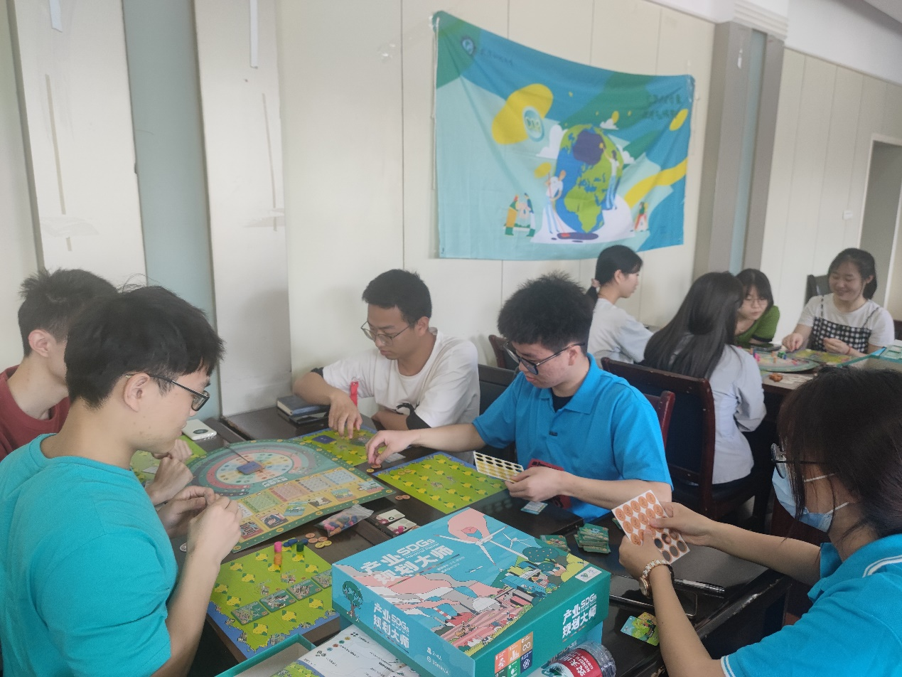 JXF吉祥坊体育资源与环境工程学院举办桌游科普活动:以桌游形式传达双碳理念